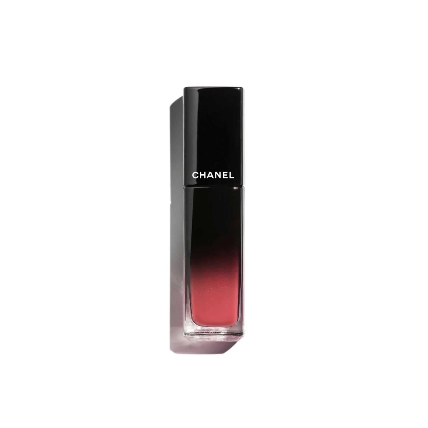 LA BARRA DE LABIOS LÍQUIDA BRILLANTE DE LARGA DURACIÓN
